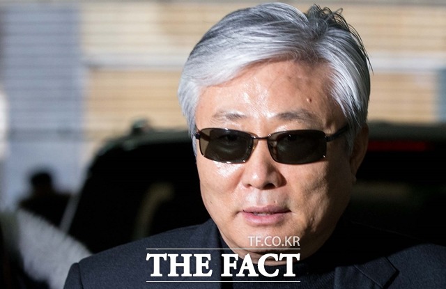 비선 실세 최서원 씨의 이복오빠 최재석 씨가 최근 횡령 혐의로 실형을 선고받았다. 사진은 지난 2017년 1월 서울 강남구 박영수 특별검사팀 사무실에 출석한 최 씨의 모습. /뉴시스