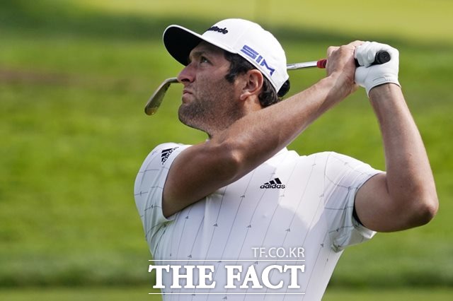 국내 골프팬들은 ‘PGA US오픈’ 1라운드에서 골프 세계 랭킹 2위 존 람의 언더파 가능성을 가장 높게 내다봤다./머매러넥(미 뉴욕주)=AP.뉴시스