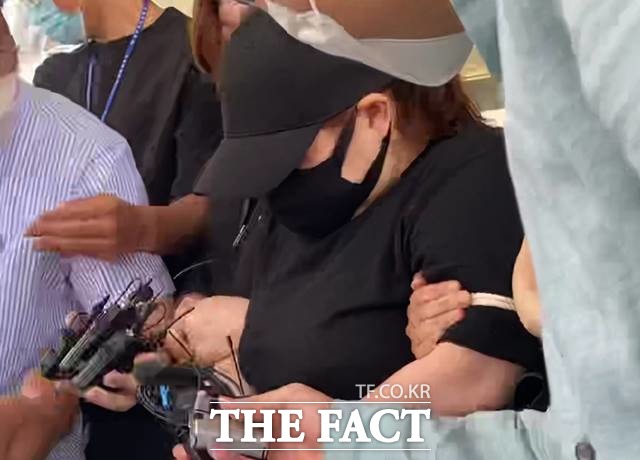 대전지법 천안지원 형사1부(채대원 부장판사)는 16일 열린 이 사건 선고 공판에서 살인 및 아동복지법상 상습 아동학대 등 혐의로 기소된 계모 성모(42)씨에게 징역 22년을 선고했다. /뉴시스