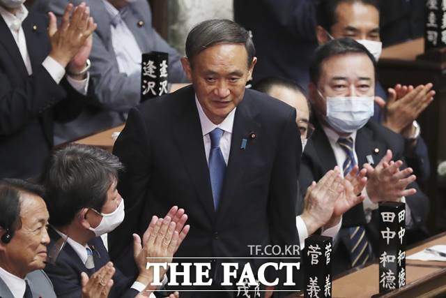 스가 요시히데 일본 총리가 26일 일제 징용 피해자 배상 문제와 관련해 한국 정부가 해결책을 제시해야 한다고 주장했다. 스가 총리가 일본 국회에서 인사하고 있는 모습. /AP.뉴시스