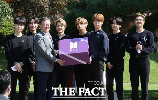 문재인 대통령이 19일 오전 청와대 녹지원에서 열린 제1회 청년의날 기념식에서 방탄소년단(BTS)으로부터 음악적 성과물과 메시지 등을 담은 2039년 선물을 받고 있다. /뉴시스