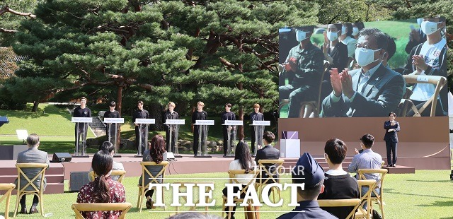 문재인 대통령이 19일 오전 청와대 녹지원에서 열린 제1회 청년의날 기념식에서 방탄소년단(BTS) 연설을 듣고 있다. /뉴시스