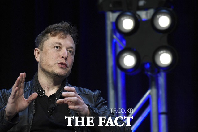 머스크는 21일(현지시간) 자신의 트위터에 LG화학, 파나소닉, CATL 등으로부터 배터리 구매를 줄이지 않고 늘릴 것이라고 밝혔다. /AP.뉴시스