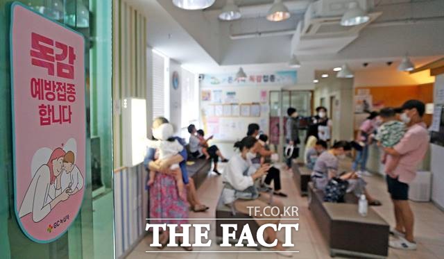 인플루엔자(독감) 국가예방접종 시행 첫 날인 8일 오후 대구 중구 한 소아과에 독감 예방접종 안내문이 붙여 있다. /뉴시스