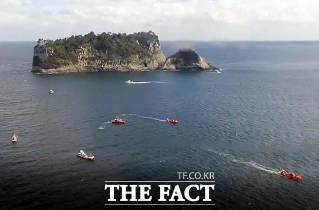 22일 서귀포해양경찰서에 따르면 이날 오후 4시 14분께 서귀포 범섬 인근 해상에서 실종 신고된 A(47)씨 등 3명이 수색 중이던 레저보트의 의해 발견됐다. /뉴시스