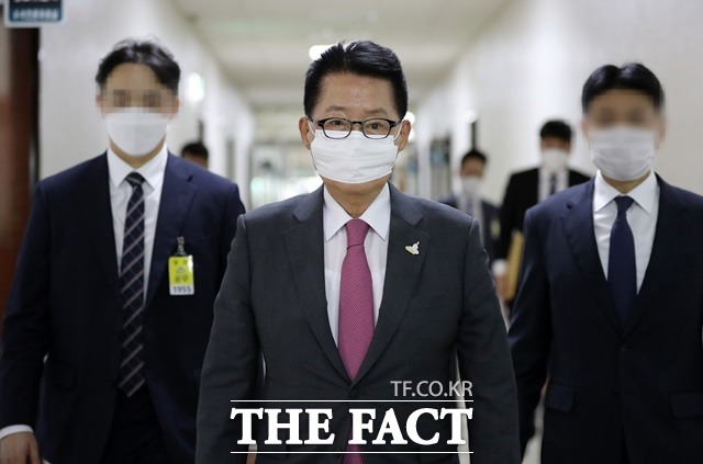 박지원 국가정보원장이 25일 오후 국회에서 연평도 인근 공무원 북한 피격 사건 관련 현안보고를 위해 정보위원장실로 이동하고 있다./뉴시스