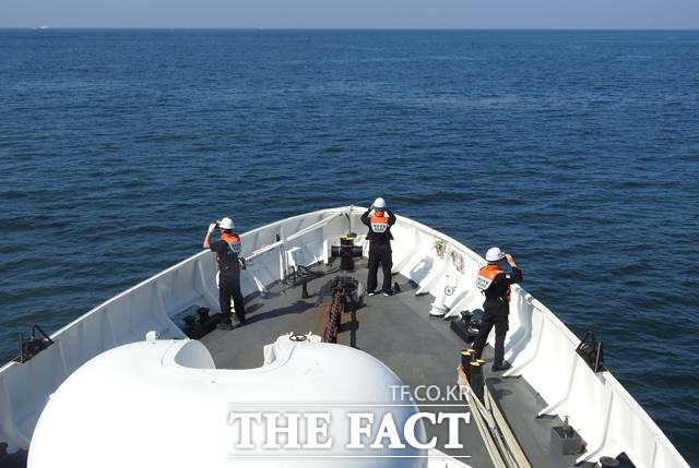 해양경찰청은 29일 북한 해역에서 피격돼 사망한 해양수산부 소속 공무원이 월북을 하려다 사망한 것으로 판단했다고 밝혔다. 사진은 해경이 전날 오후 인천 소청도 인근 해상을 수색하고 있는 모습. /뉴시스