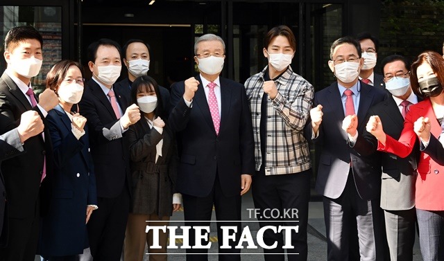 김종인 국민의힘 비상대책위원장(가운데)을 비롯한 국민의힘 관계자들이 5일 오전 새 당사로 매입한 서울 여의도 남중빌딩 앞에서 열린 현판식에서 기념촬영을 하고 있다. /뉴시스