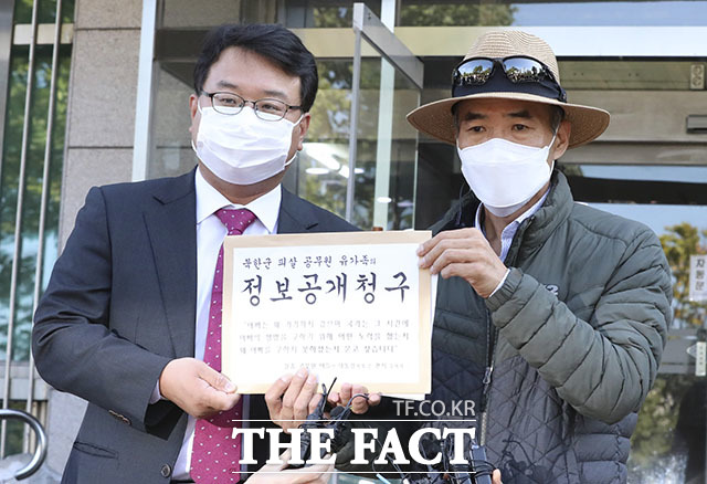 북한군에 피격돼 숨진 해양수산부 산하 서해어업지도관리단 소속 공무원 A씨의 형 이래진 씨(오른쪽)가 6일 서울 국방부종합민원실 앞에서 정보공개청구에 앞서 기자회견을 하고 있다. /뉴시스