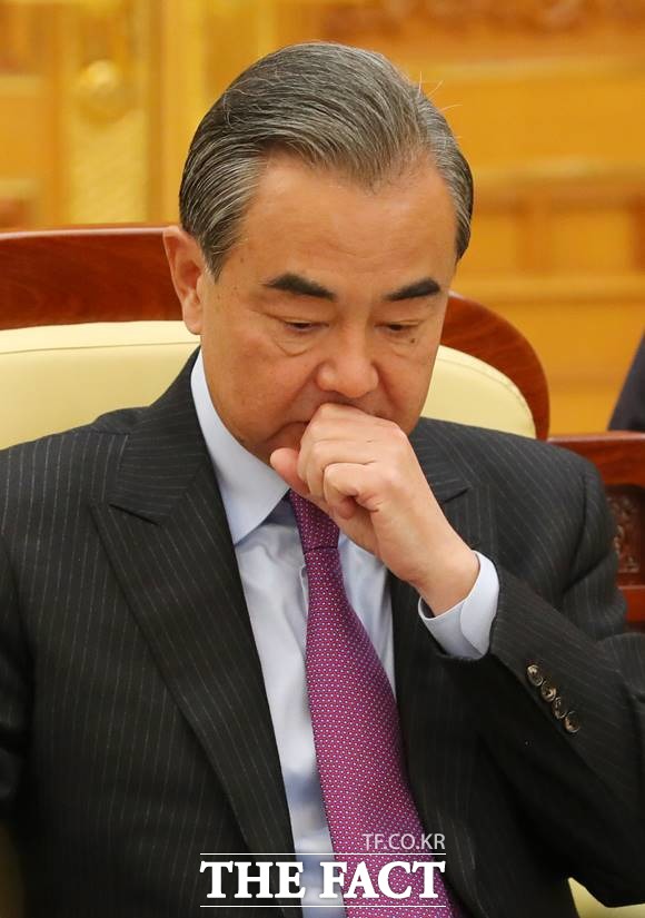 왕이 중국 국무위원 겸 외교부장이 25일 방한한다. 왕 부장이 지난해 12월 청와대에 방문한 당시 모습. /뉴시스