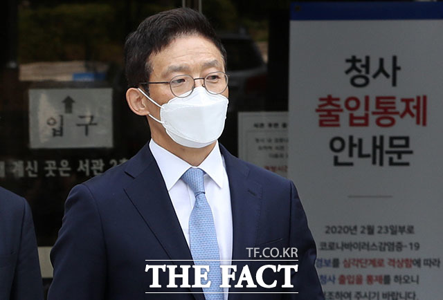 후배 검사를 성추행하고 인사 불이익을 준 혐의로 재판에 넘겨진 안태근 전 법무부 검찰국장이 지난달 29일 오후 파기환송심에서 무죄를 선고받은 후 서울 서초구 서울중앙지방법원을 나서고 있다. /뉴시스