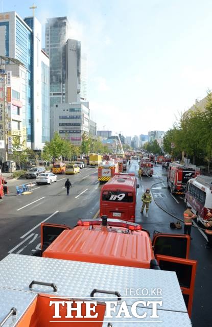 9일 오전까지 소방대원들이 울산시 남구 신정동의 한 33층짜리 주상복합 아파트에서 발행한 대형 화재의 진화 작업을 하고 있다./울산=뉴시스