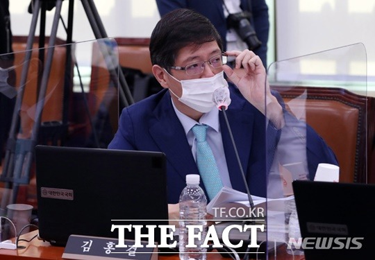 김홍걸 무소속 의원이 지난 7일 오전 서울 여의도 국회에서 열린 외교통일위원회의 외교부에 대한 국정감사에서 의사진행발언을 하고 있다.(공동취재사진)/뉴시스 제공