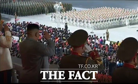 북한 조선중앙TV가 10일 오후 노동당 창건 75주년 경축 열병식을 방송하고 있다.(사진= 조선중앙TV 캡처)/뉴시스