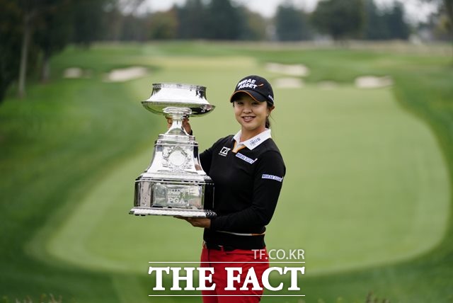 빨간 바지 마법사 김세영이 12일 미국 여자프로골프투어(LPGA) KPMG 여자 PGA챔피언십에서 신들린 퍼트로 메이저 첫 우승컵을 들어올리고 있다./뉴타운 스퀘어(미 펜실베니아주)=AP.뉴시스