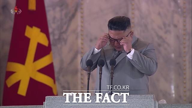 국가정보원에 따르면 김정은 북한 국무위원장이 최근 북한 환율 급락을 이유로 거물 환전상을 처형했다. 지난 10월  노동당 창건 75주년 경축 열병식 연설중 울먹이는 김 위원장. /조선중앙TV