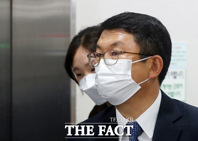 세월호 참사 당시 업무상 주의의무 위반 혐의 등으로 기소된 김석균 전 해양경찰청장에 대해 검찰이 금고 5년을 구형했다. /뉴시스