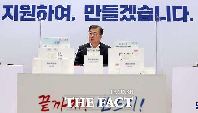 문재인 대통령이 15일 오후 경기 성남시 판교 SK바이오사이언스에서 열린 코로나19 백신 치료제 개발 현장 간담회에 참석해 발언하고 있다. /뉴시스