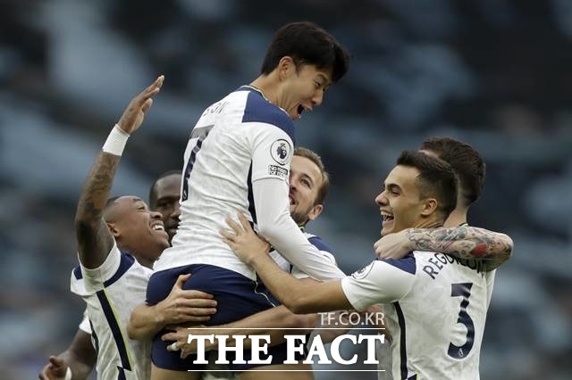 잘한다 손흥민! 토트넘 손흥민이 19일 웨스트햄과 EPL5라운드에서 전반 45초 만에 선제골을 기록하자 도움을 준 해리 케인이 들어올리며 축하해주고 있다./런던=AP.뉴시스