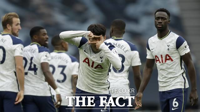 잘 찍었나요? 전반 45초 만에 번개골을 넣은 손흥민이 손가락으로 카메라 앵글을 만들며 독특한 세리머리를 하고 있다./런던=AP.뉴시스