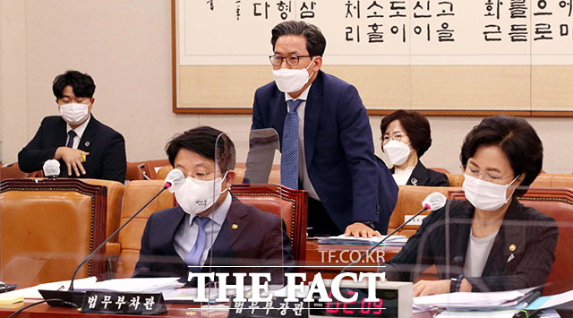 법무부 기관증인으로 참석한 심재철 법무부 검찰국장이 12일 국회 법제사법위원회 법무부 국정감사에서 라임펀드 수사관련 질의에 답변하고있다. /뉴시스