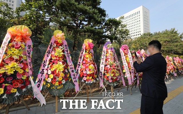 26일 서울 서초구 대검찰청 앞에 윤석열 검찰총장을 응원하는 화환들이 놓여 있다. /뉴시스