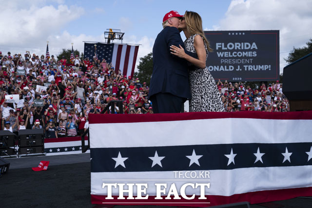 플로리다주 탬파를 찾은 도널드 트럼프 미국 대통령과 부인 멜라니아 여사. /탬파=AP.뉴시스