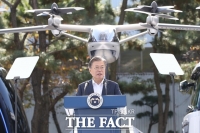  文대통령 '앞으로 5년이 미래차 시장 선도 골든타임…20조 투자'