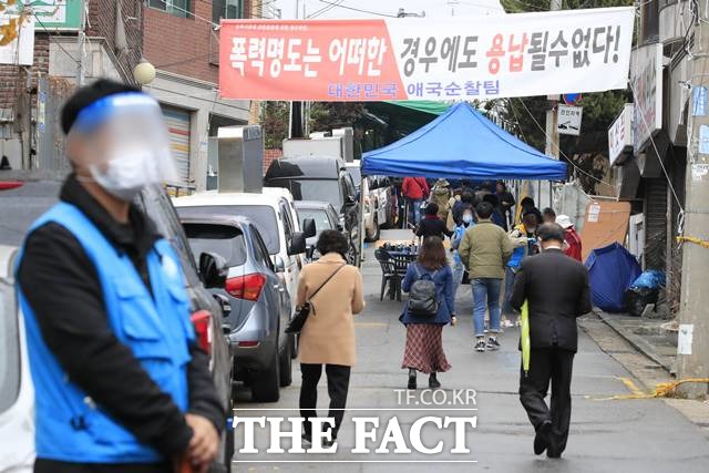 1일 오전 폐쇄 조치 이후 81일만에 현장 예배를 재개한 서울 성북구 사랑제일교회로 신도들이 들어서고 있다. /뉴시스