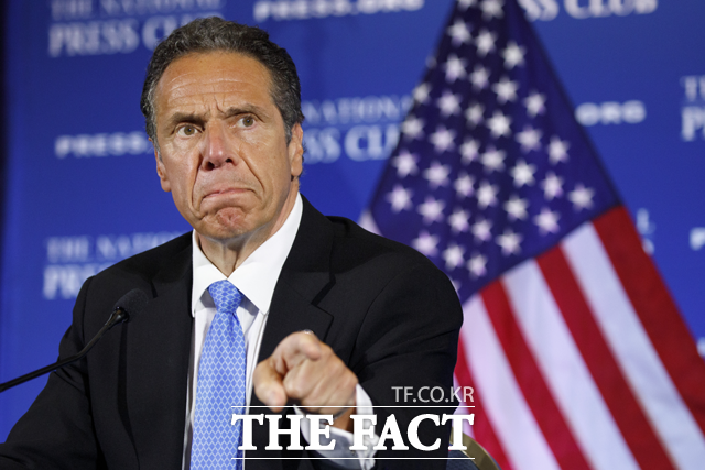 미국 뉴욕주가 신종 코로나바이러스 감염증(코로나19) 확산을 막기 위해 실시해왔던 2주 격리 규정을 완화하기로 했다. 사진은 앤드루 쿠오모 뉴욕주지사. /AP.뉴시스