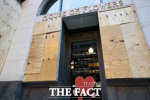 워싱턴 D.C.에 위치한 한 꽃집이 선걸 결과에 따른 시위를 우려해 창문 등에 합판을 붙여 놨다.