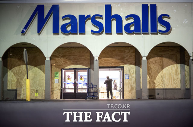 미시간주 디어본 마샬스 매장의 창들이 차단막으로 막혀 있다.