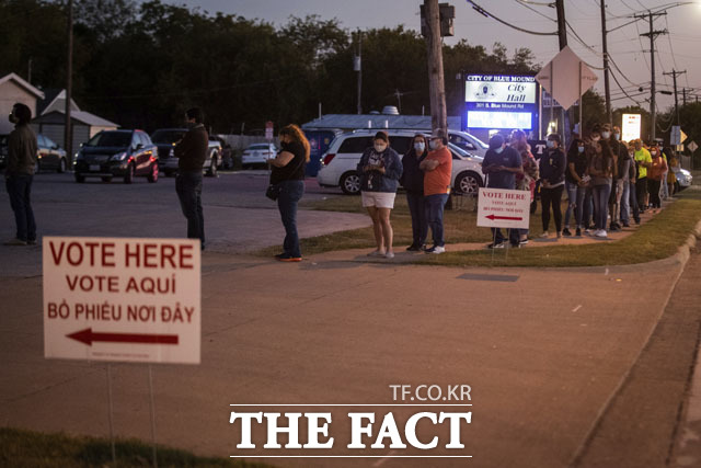 텍사스 블루마운드에서 유권자들이 미대선 투표를 위해 줄을 서 있다.