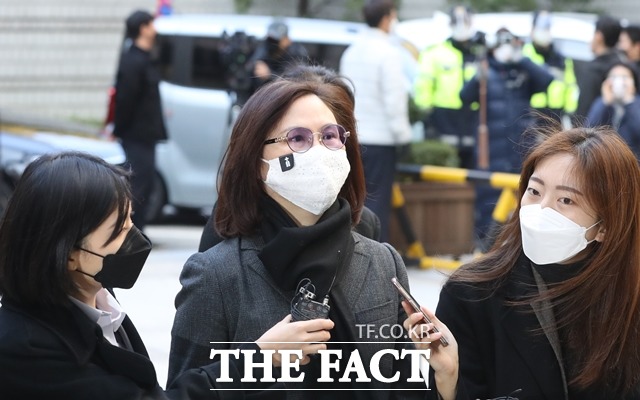 자녀 입시비리와 사모펀드 투자 의혹 등으로 기소된 조국 전 법무부 장관의 배우자 정경심 동양대 교수가 5일 오전 서울 서초구 서울중앙지방법원에서 열린 결심 공판에 출석하기 위해 법정으로 향하고 있다. /뉴시스