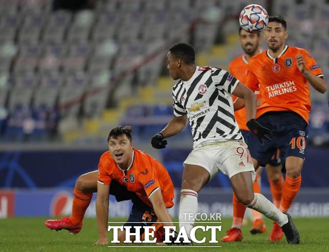 맨체스터 유나이티드가 5일 열린 2020~21 UEFA 챔피언스리그 조별예선 H조 3차전에서 1-2로 패하면서 죽음의 조로 불린 H조가 혼돈 속으로 빠져들고 있다./이스탄불=AP.뉴시스