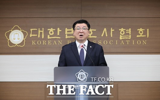 이찬희 대한변호사협회장이 9일 서울 강남구 대한변협회관에서 고위공직자범죄수사처장 후보 추천 명단을 발표하고 있다. /뉴시스