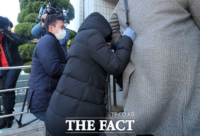 입양한 생후 16개월 된 딸을 학대치사한 혐의를 받고 있는 A씨가 11일 오전 서울 양천구 서울남부지방법원에서 열린 구속 전 피의자 심문(영장실질심사)에 출석하고 있다. /뉴시스