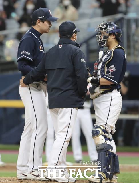 가을 야구의 전설을 쓰고 있는 두산 김태형 감독(가운데)이 10일 오후 서울 고척스카이돔에서 열린 kt 위즈와 2020 신한은행 SOL KBO 포스트시즌‘ 플레이오프 2차전 9회말 마무리 투수 이영하가 첫타자를 볼넷으로 내보내자 즉시 마운드에 올라가 배터리를 안정시키고 있다./뉴시스