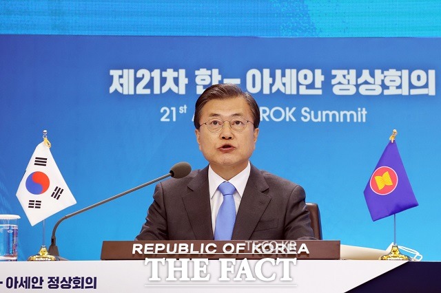 문재인 대통령이 12일 청와대 본관에서 열린 제21차 한-아세안 화상 정상회의에 참석해 모두발언을 하고 있다. /뉴시스