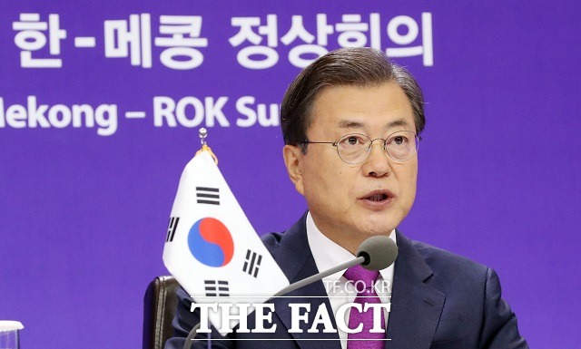 문재인 대통령은 13일 청와대 본관에서 열린 제2차 한-메콩 화상 정상회의에서 진정한 친구가 될 것이라며 관계 격상을 제안했다. /뉴시스