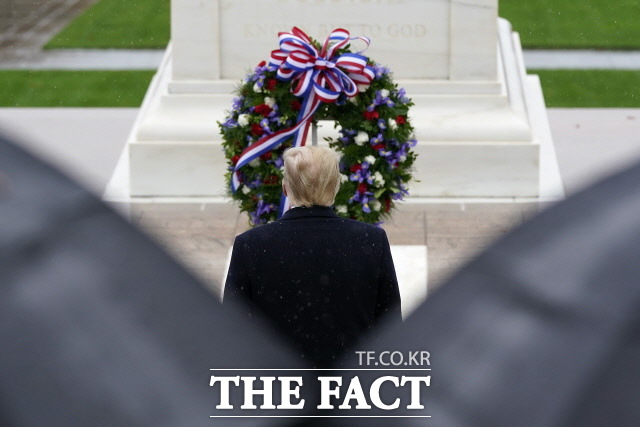 도널드 트럼프 미국 대통령이 11일(현지시간) 대선 패배 후 첫 공식 일정으로 버지니아주 알링턴에 있는 알링턴 국립묘지를 찾아 비를 맞으며 무명용사비 앞에서 참배하고 있다. /AP·뉴시스