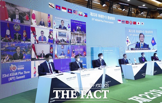 문재인 대통령이 14일 청와대에서 열린 아세안+3 화상 정상회의에 참석해 있다. 화면 위 왼쪽부터 리커창 중국 총리, 스가 요시히데 일본 총리, 문 대통령. /뉴시스