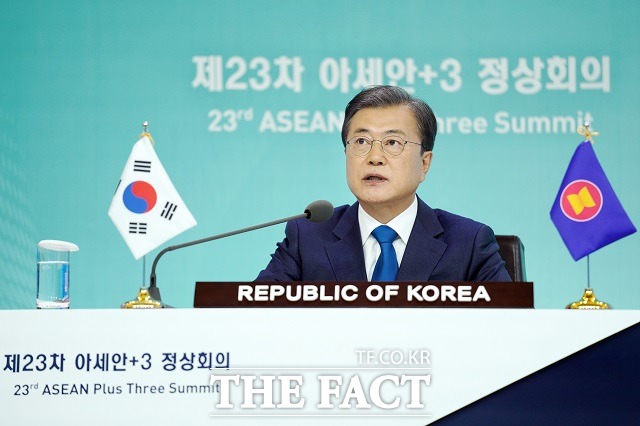 문재인 대통령이 14일 오후 청와대 본관에서 열린 제23차 아세안+3 화상 정상회의에 참석해 모두발언을 하고 있다. /뉴시스