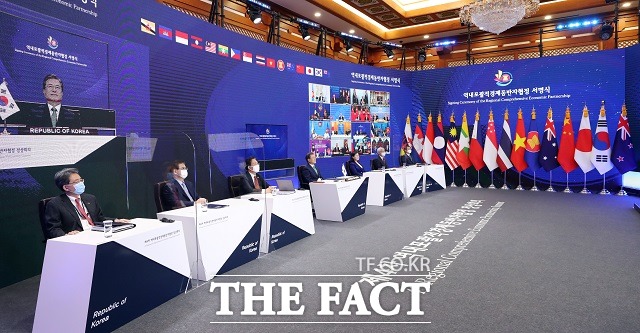 문재인 대통령이 15일 청와대 본관에서 화상회의로 열린 역내포괄적경제동반자협정(RCEP) 정상회의 및 협정 서명식에 참석해 의장국인 베트남 응우옌 쑤언 푹 총리의 마무리 발언을 듣고 있다. /뉴시스