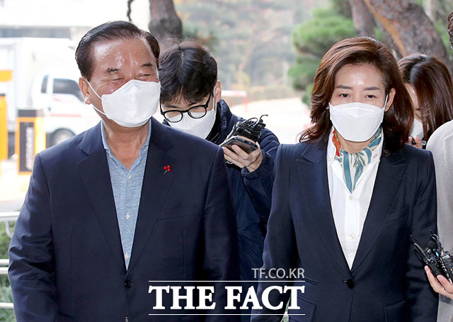 지난해 국회 패스트트랙 지정 과정에서 발생한 충돌 사건과 관련해 폭력행위 등 처벌에 관한 법률 위반(공동폭행) 혐의로 기소된 나경원(오른쪽) 전 자유한국당(현 국민의힘) 원내대표와 정갑윤 전 의원 16일 오전 서울 양천구 남부지방법원에서 열린 2차 공판기일에 출석하고 있다. /뉴시스