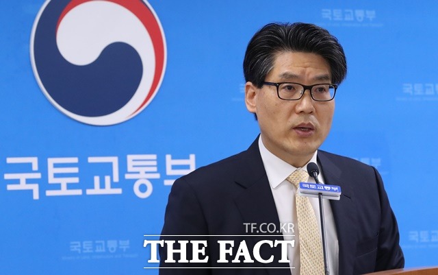 김상도 국토부 항공정책실장은 16일 대한항공의 아시아나항공 인수 브리핑에서 노선 감축이나 운임 상승 등의 역효과는 없을 것이라고 밝혔다. /뉴시스