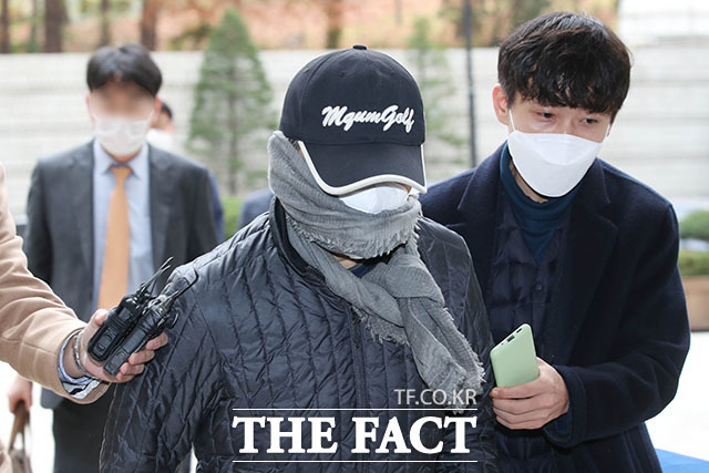 옵티머스자산운용(옵티머스) 핵심 로비스트 중 한명인 신모씨가 17일 오전 서울 서초구 서울중앙지방법원에서 열린 변호사법 위반, 배임증재, 상법 위반, 특정경제범죄 가중처벌 등에 관한 법률위반(사기) 등 혐의 관련 구속 전 피의자 심문(영장실질심사)에 출석하고 있다./뉴시스