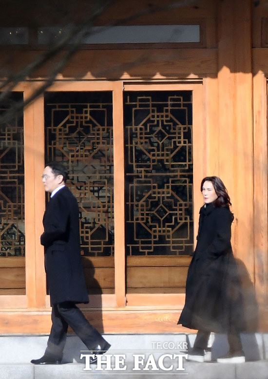 재계는 추도식 이후 내놓을 이재용 삼성전자 부회장의 메시지에 주목하고 있다. 사진은 지난해 추도식 참석을 위해 이동하고 있는 이재용 부회장과 이서현 삼성복지재단 이사장. /뉴시스