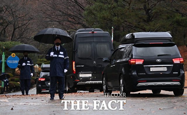 고 이병철 선대회장 33주기 추도식이 열린 19일 오전 경기 용인 호암미술관 인근 선영에 이재용 삼성전자 부회장 일행 등을 태운 차량 행렬이 진입하고 있다. /뉴시스