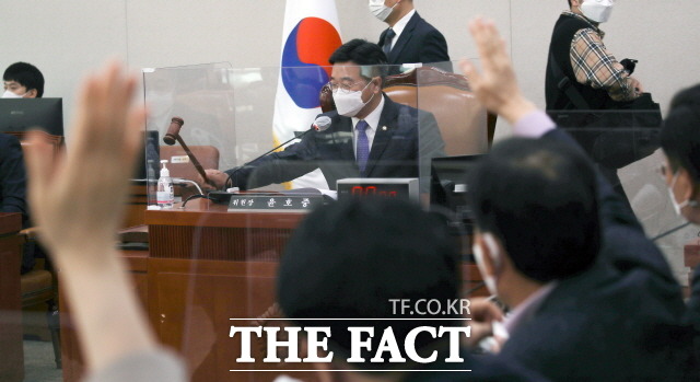 더불어민주당은 법무부 감찰 관련, 윤석열 검찰총장 국정조사 추진을 검토하겠다는 강경한 입장을 밝혔다. 25일 국회 법제사법위원회 전체회의에서 산회를 선포하고 있는 윤호중 위원장. /국회사진기자단